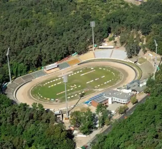 #10YearsChallenge. Jeszcze 10 lat temu stadion żużlowy Falubazu Zielona Góra mógł pomieścić dużo mniej kibiców niż dziś. Musieli siedzieć na drewnianych, w dużej części połamanych ławkach. Wieżyczka sędziowska straszyła wyglądem, a pierwszy wiraż w niczym nie przypominał tego obecnego. Zobaczcie, jak przez ostatnie 10 lat zmieniał się stadion żużlowy Falubazu Zielona Góra przy W69. Zapraszamy do galerii.

Tak obecnie wygląda stadion żużlowy Falubazu Zielona Góra przy W69.
