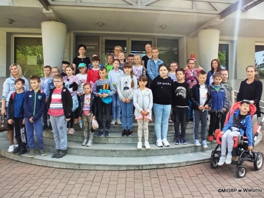 Uczniowie ze Strug i Bieńca odwiedziły Miejską i Gminną Bibliotekę Publiczną w Wieluniu