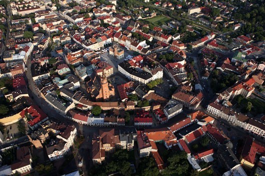 Postoje w centrum miasta pękają w szwach. Tłok mogłyby rozładować piętrowe parkingi