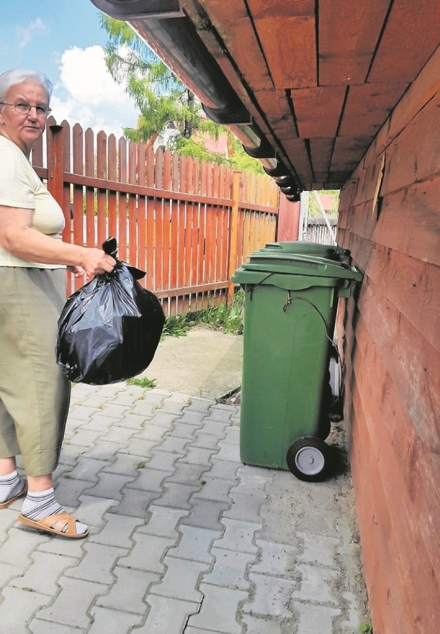 Julia Wietrzyk mieszka w Mszanie Dolnej od 40 lat. Jest bardzo zaskoczona decyzją, którą podniesiono cenę wywozu śmieci