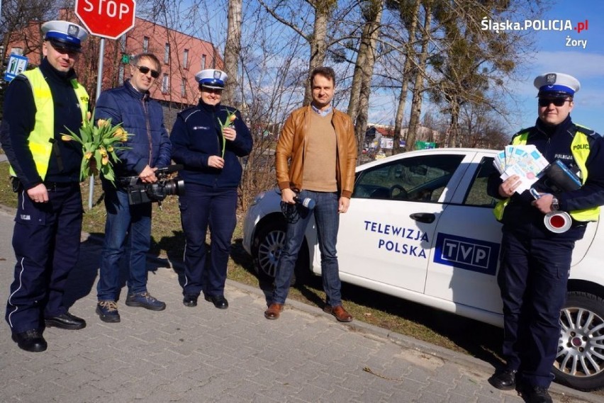 Policjanci rozdawali kwiaty kierującym panią