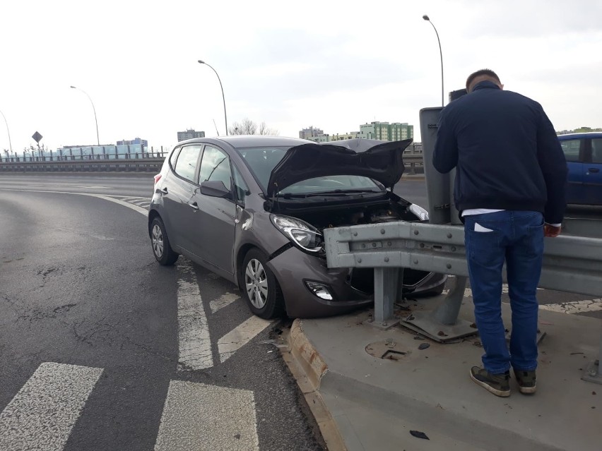 Wrocław. Kierowca nie trafił... w drogę. Wjechał w bariery na Gądowiance (ZOBACZ ZDJĘCIA) 