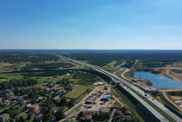 Odcinek autostrady A1, będący obwodnicą Częstochowy, jest wciąż w budowie. Brakuje tu MOP-ów, części jezdni i wiaduktu. Tak A1 na tym odcinku wyglądała we wrześniu.

Zobacz kolejne zdjęcia. Przesuwaj zdjęcia w prawo - naciśnij strzałkę lub przycisk NASTĘPNE