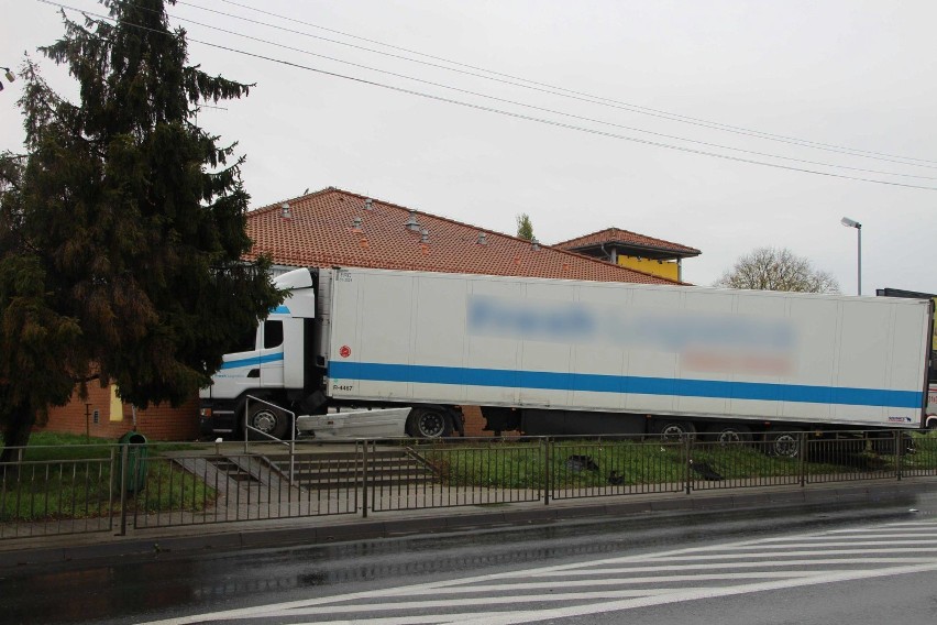 Wschowa. Samochód ciężarowy wjechał w market przy ulicy Moniuszki. 