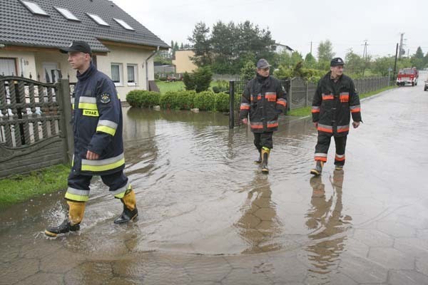 Strażacy w zalanych rybnickich dzielnicach pomagali ludziom