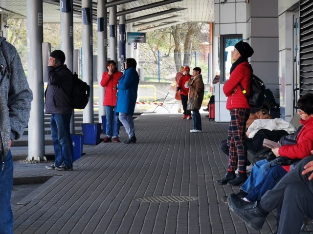 PKS w województwie kujawsko-pomorskim zawiesza od jutra (19.03) prawie wszystkie połączenia autobusowe. Kursy, które pozostawia, będą bezpłatne.

Chodzi o autobusy tzw. marszałkowskiego PKS-u czy wszystkie kursy wykonywane w ramach Kujawsko-Pomorskiego Transportu Samochodowego. To gęsta sieć połączeń, łącząca poszczególne miejscowości regionu: Toruń, Bydgoszcz, Włocławek, Grudziądz, Brodnicę, Inowrocław. Mogilno, Żnin, Golub-Dobrzyń i bardzo wiele innych.

Komunikacja autobusowa zostaje zawieszona przez K-PTS na czas od 19 do 25 marca. 

Na kolejnych zdjęciach wykaz połączeń, które będą się odbywać. 
 W oficjalnym komunikacie przewoźnik zaznacza, że nie trzeba na te kursy kupować biletu.


WYKAZ POŁĄCZEŃ NA KOLEJNYCH STRONACH >>>>

opr. mob

Ważne: Planowane wyłączenia prądu: Toruń, Brodnica, Włocławek,  Grudziądz, Rypin i inne

Czytaj także: Jak Kujawsko-Pomorskie będzie walczyć z koronawirusem?