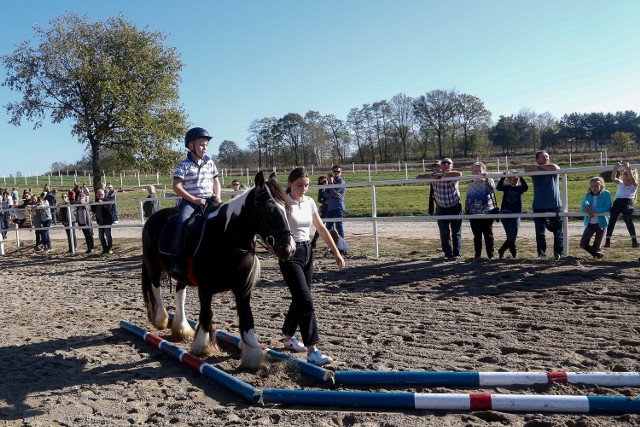 Zawody skierowane są zarówno do dzieci, jak i bardziej  doświadczonych jeźdźców