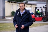 Niemce. Wizyta Mateusza Morawieckiego w składnicy Rządowej Agencji Rezerw Strategicznych pod Lublinem. ZOBACZ ZDJĘCIA