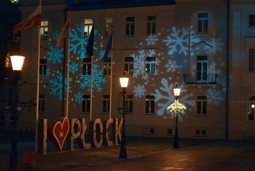 Choinka na Starym Mieście rozbłysnęła! Zobacz, jak prezentuje się tegoroczne drzewko [ZDJĘCIA]