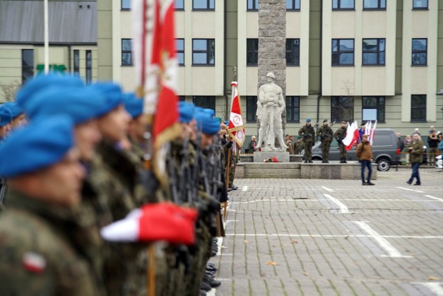 Oficjalne uroczystości na pl. Zwycięstwa w Słupsku.