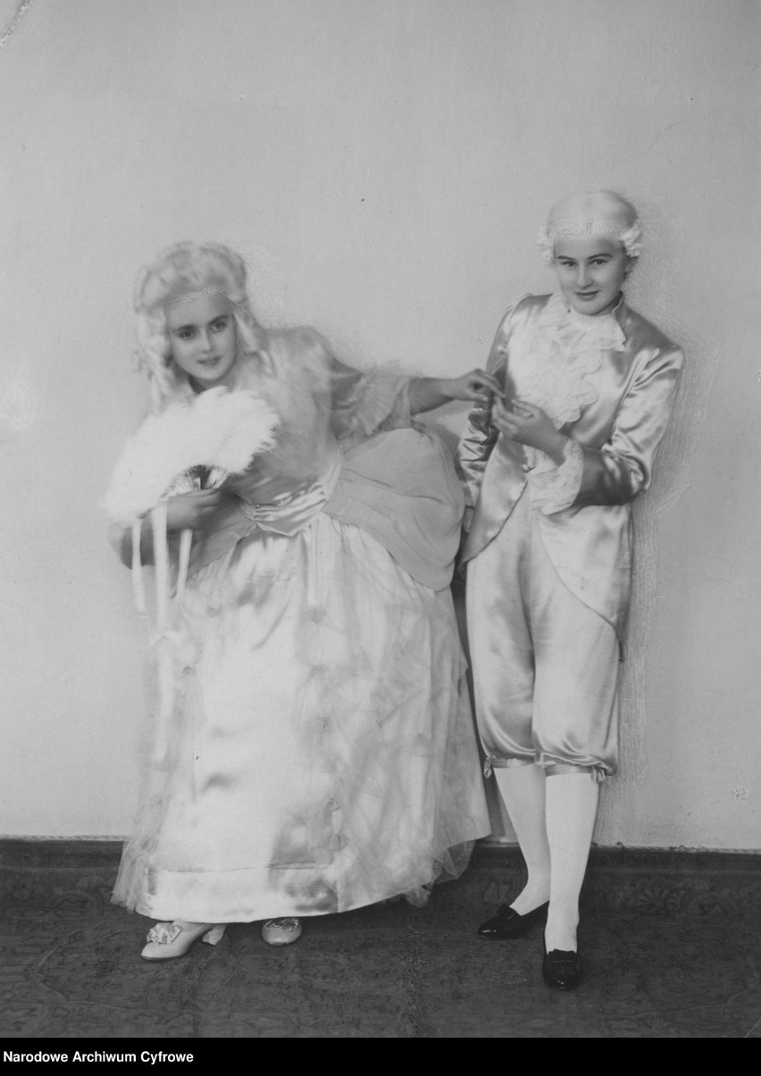 Uczennice w kostiumach z przedstawienia.


rok/lata: 1938
