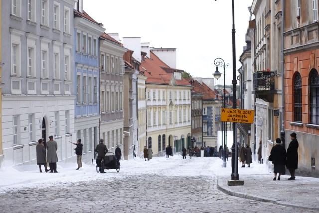 Śnieg w Warszawie. Stolica wygląda dziś, jak w czasie wojny. Wszystko za sprawą filmu "Kurier" [ZDJĘCIA]