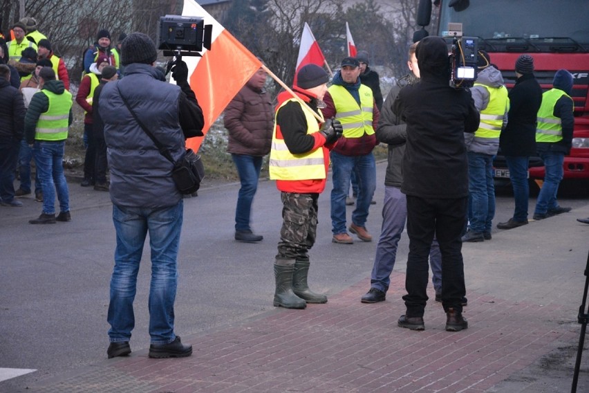 Rolnicy z pow. piotrkowskiego protestowali we wtorek, 18...