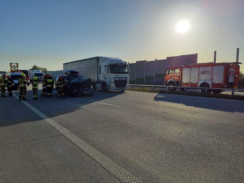 Kolizja na autostradzie A1 w okolicach Radomska. Bus zderzył się z ciężarówką