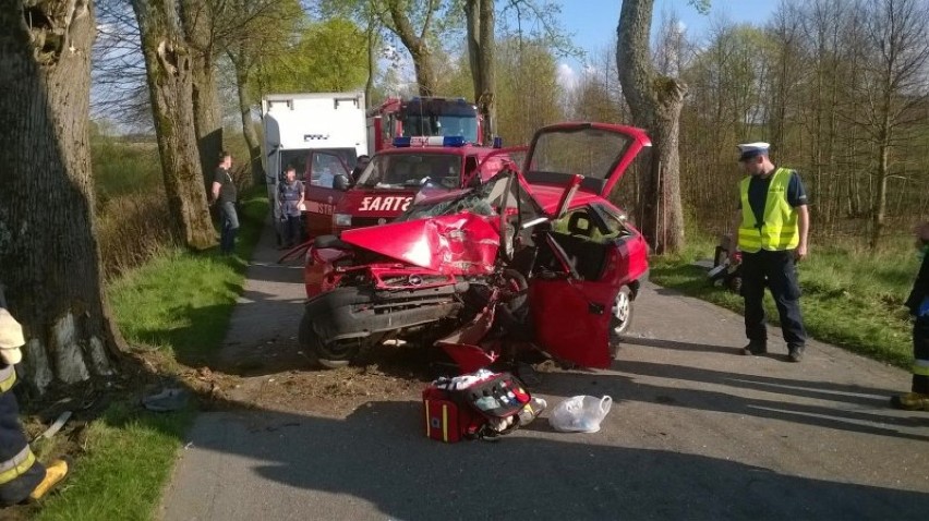 Ostróda. Opel uderzył w drzewo [zdjęcia]