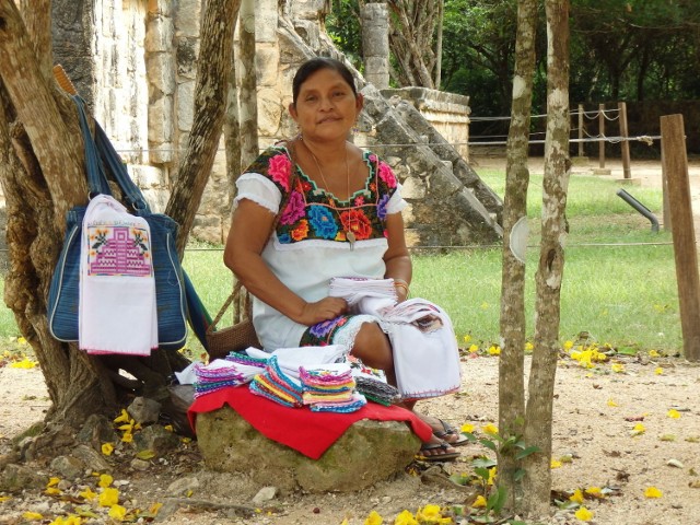 Na Jukatanie jest zwykle ciepło. Typowym strojem kobiet jest biała suknia ozdobiona haftami. 
Ta Indianka na terenie Chichen Itza sprzedaje tekstylia.
Fot. C. Markiewicz