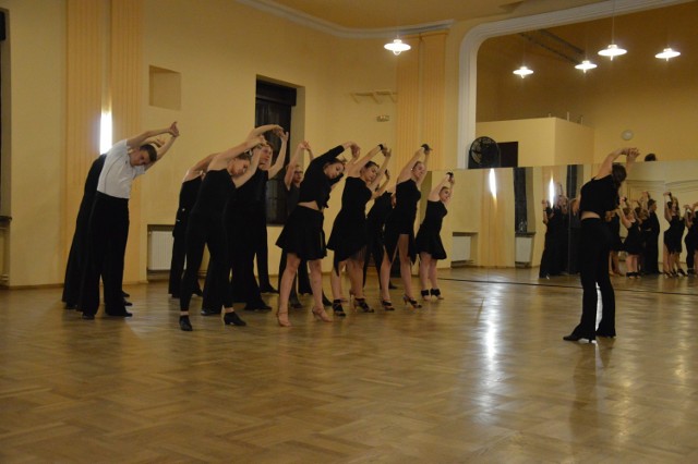 16 tancerzy pod okiem najlepszych trenerów, każdą wolną chwilę poświęca szlifowaniu formy i pokazu tanecznego