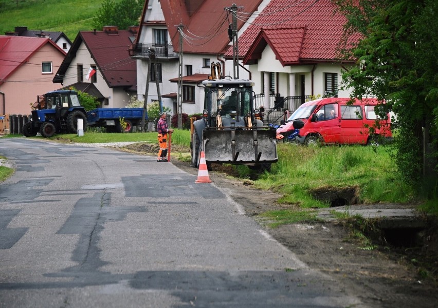 Remont ul. Tęczowej w Porębie Spytkowskiej właśnie się...