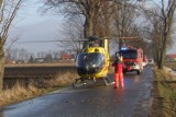 Wypadek koło Miłoradza. Trzy osoby ranne po uderzeniu opla w drzewo
