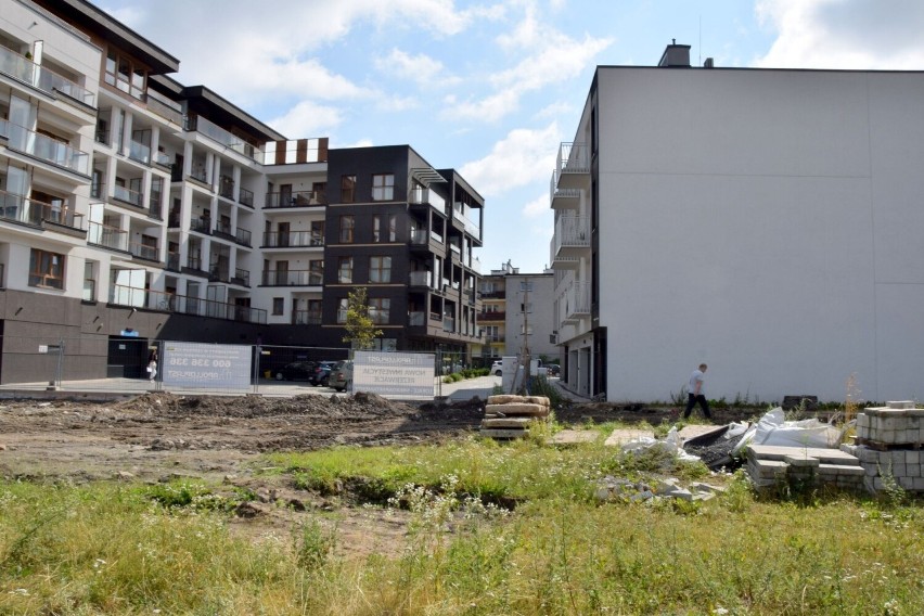 Ruszyła budowa apartamentowca w ścisłym centrum Kielc. Wraz z nim powstanie urokliwe przejście przez "trójkąt bermudzki". Zobacz zdjęcia
