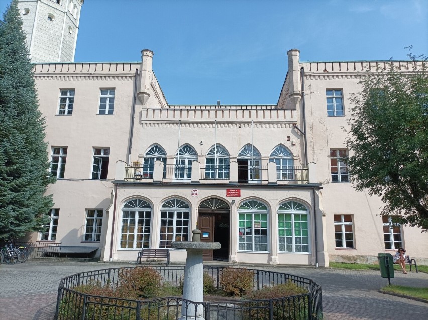 Od 70 lat w zabytkowym pałacu w Mysłakowicach działa szkoła....