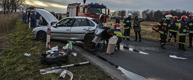 Wypadek samochodowy na trasie Trzebnice-Lubin. Jedna osoba została ciężko ranna.