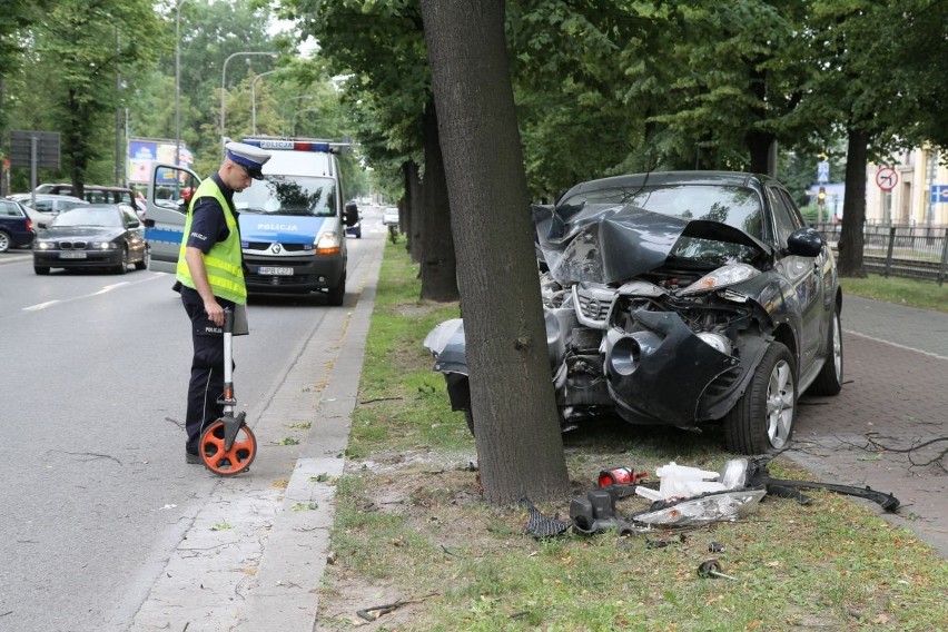 Wrocław: Dwie osoby ranne w wypadku na Powstańców Śląskich (ZDJĘCIA)