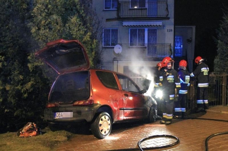 Wrocław: Podpalenie przy strachocińskiej? Spłonął fiat seicento (ZDJĘCIA)