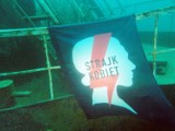 Strajk kobiet w Jaworznie trwa nawet... pod wodą. To akcja nurków w Parku Gródek