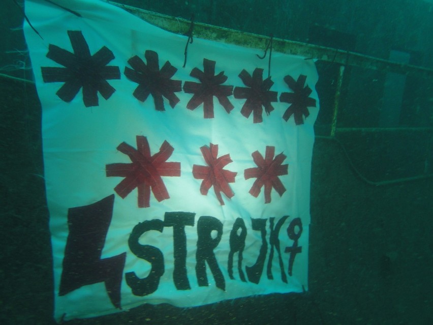 Banery strajku kobiet znalazły się pod wodą - na wraku łodzi...