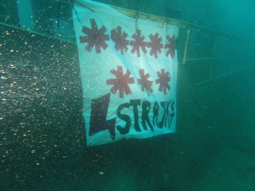 Banery strajku kobiet znalazły się pod wodą - na wraku łodzi...