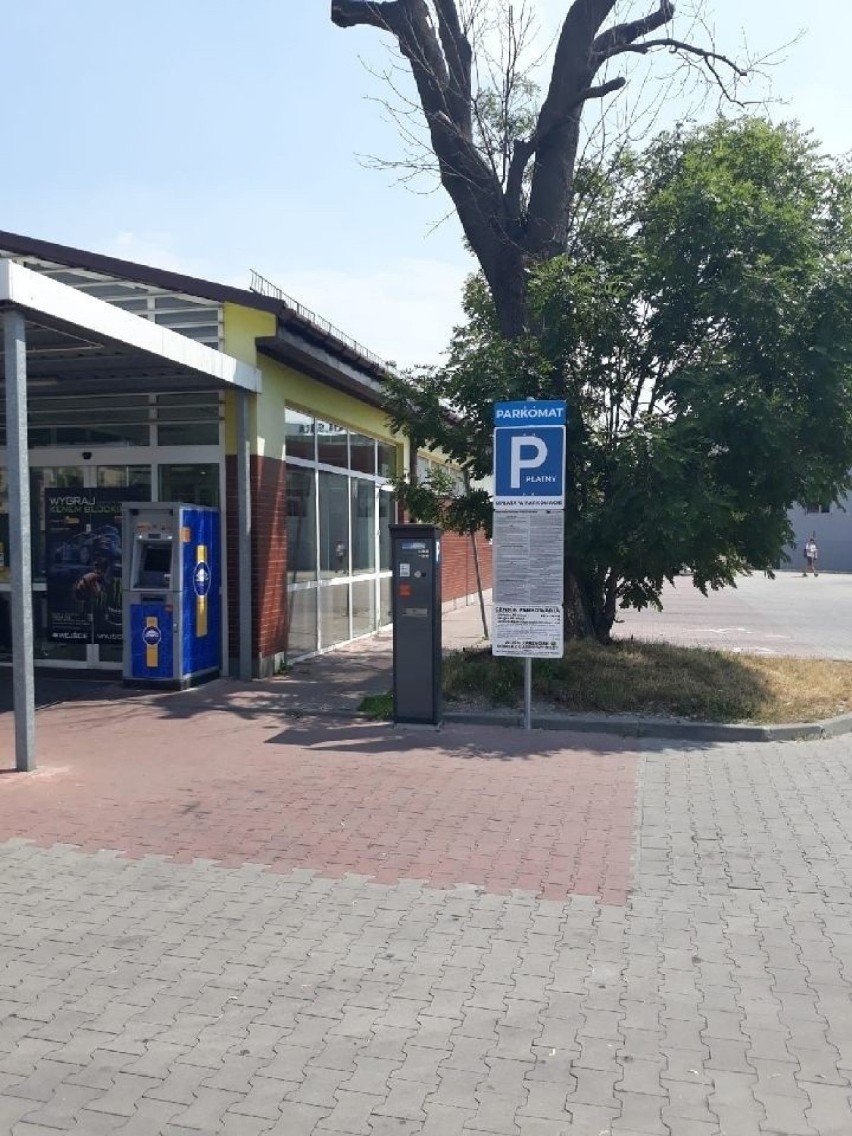 Bezprawne opłaty na parkingach przy Biedronce i Aldi. UOKiK nakłada karę na ich zarządcę TD System. Co mogą zrobić klienci?