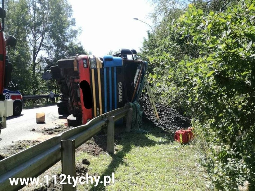 Wypadek na Dk86 na granicy Katowic z Tychami. Ciężarówka z węglem zmiażdżyła samochód [ZDJĘCIA]