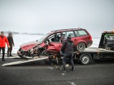 Leszno. Zderzenie na krajowej 12 pod Lasocami. Omal nie doszło do czołówki. Bus ratował się zjazdem do rowu