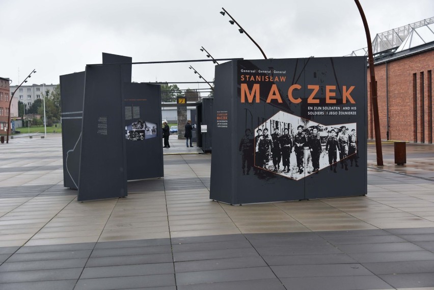 Otwarto wystawę o generale Maczku we Wrocławiu