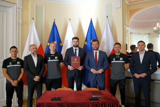 Umowa na budowę Lubelskiego Centrum Piłki Nożnej w Chełmie została podpisana  11 października w Ministerstwie Kultury i Sportu.
