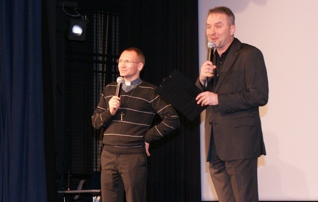 O. Tomasz Maniura (z lewej) został Człowiekiem Roku 2011 w powiecie lublinieckim