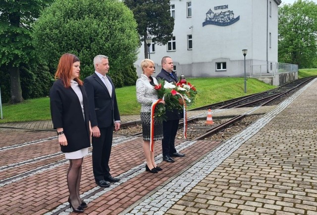 Pod pomnikiem rotmistrza Witolda Pileckiego, znajdującego się na terenie oświęcimskiej PWSZ, złożono kwiaty z okazji 73. rocznicy śmierci patrona uczelni.