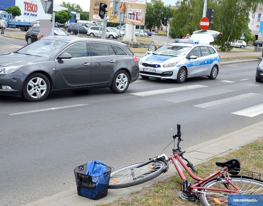 Wypadek na ulicy Kruszyńskiej we Włocławku. Opel potrącił rowerzystkę [zdjęcia]