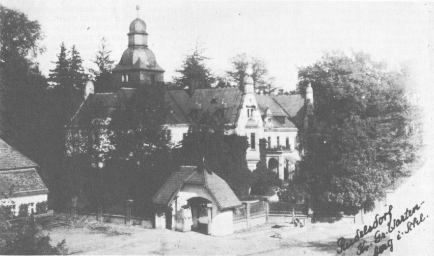 Drołtowice Lata 1920-1940, kościół ewangelicki. Po prawej...