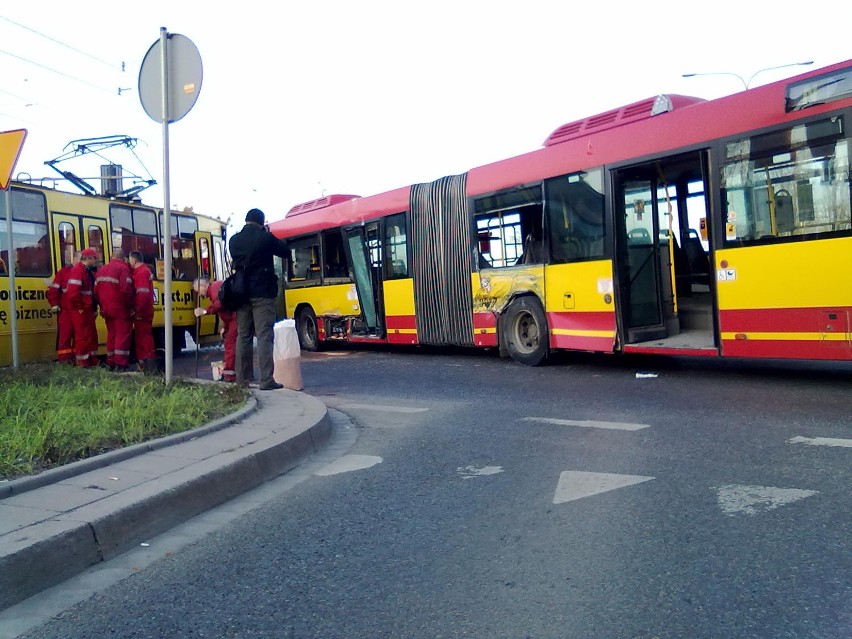 Zderzenie tramwaju i autobusu przy mostach Warszawskich