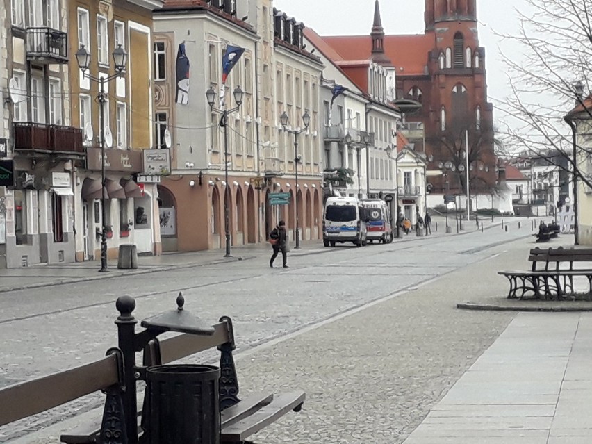 Białystok. Policja i karetka na Rynku pod ratuszem spowodowały zamieszanie wśród przechodniów