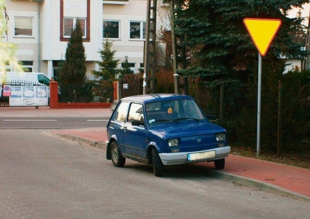 Niebieski fiat 126p utrudnia ruch na Strzelińskiej od miesiąca