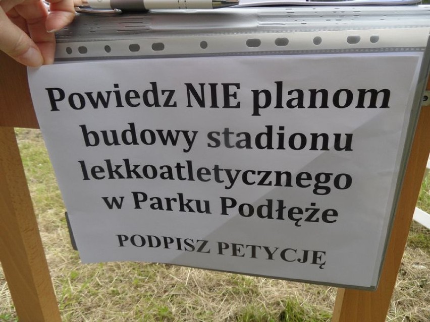 Park Podłęże w Jaworznie. Ogrodzili teren pod stadion lekkoatletyczny [ZDJĘCIA]