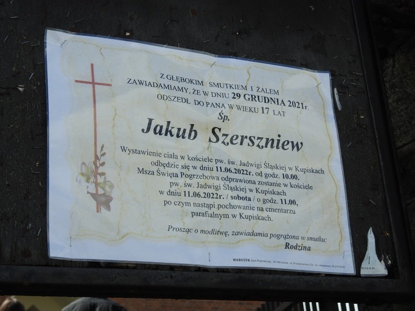 Nowe Kupiski. Pogrzeb Jakuba Szerszniewa. Tłumy przyszły pożegnać młodego piłkarza ŁKS Łomża, który zaginął pół roku temu [ZDJĘCIA]