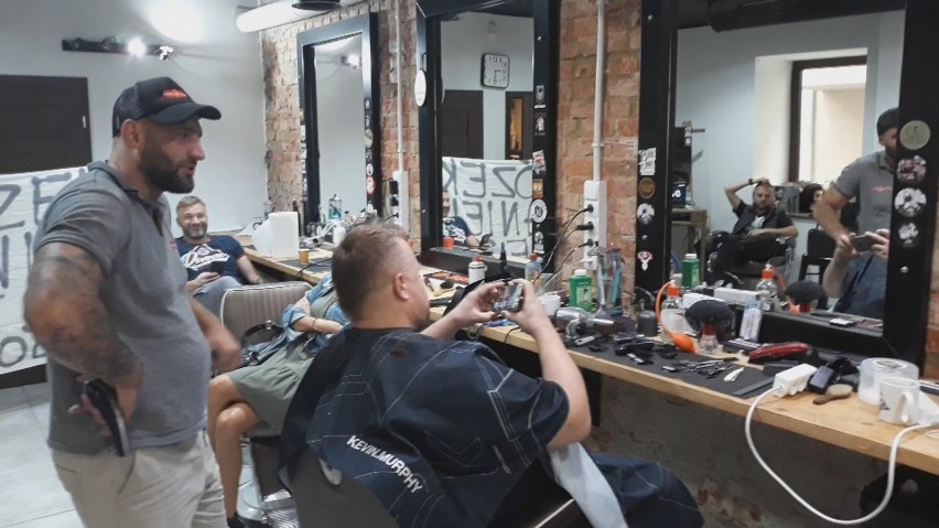 Zakończyło się bicie fryzjerskiego rekordu Polski. Mistrzowie nożyczek strzygli 72 godziny bez przerwy [ZDJĘCIA, WIDEO]