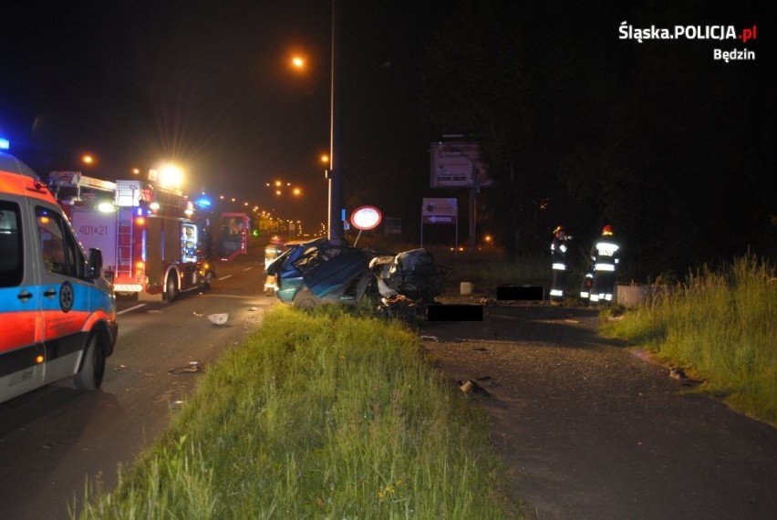 Tragiczny wypadek w Będzinie. Samochód wbił się w latarnię. Nie żyją dwie osoby 