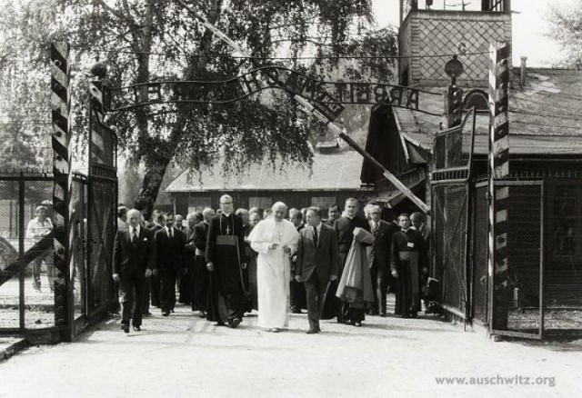 Jana Pawła II przed bramą z napisem Arbeit macht frei powitał ówczesny dyrektor Państwowego Muzeum Auschwitz-Birkenau Kazimierz Smoleń, były więzień Auschwitz