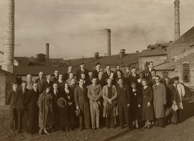 Pracownicy ćmielowskiej fabryki w 1934 roku.