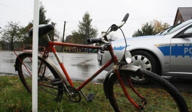 Rowerzysta jadąc drogą dla rowerów w kierunku Wieńca wjechał na przejście dla pieszych i uderzył w bok pojazdu suzuki